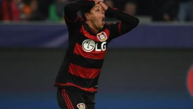 Chicharito, incrédulo en un juego del Leverkusen