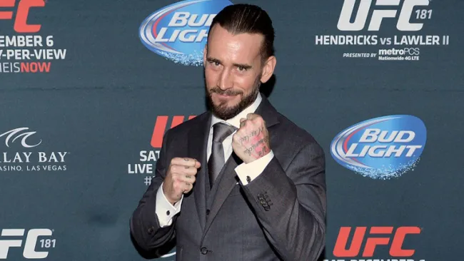 CM Punk posa como peleador de la UFC