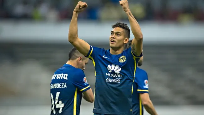 Rifle Andrade celebrando una anotación en el Estadio Azteca
