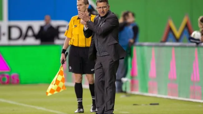 Osorio observa el partido junto al abanderado