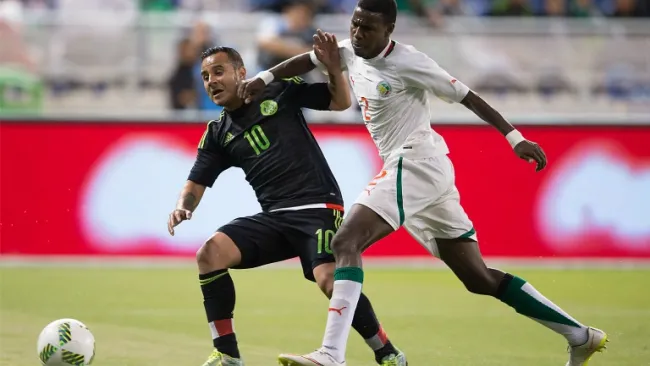 Luis Montes buscando el balón en el partido del Tri contra Senegal