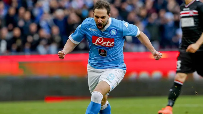 Gonzálo Higuaín celebra un gol con el Nápoles