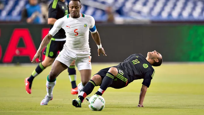 Luis Montes es derribado en el partido contra Senegal