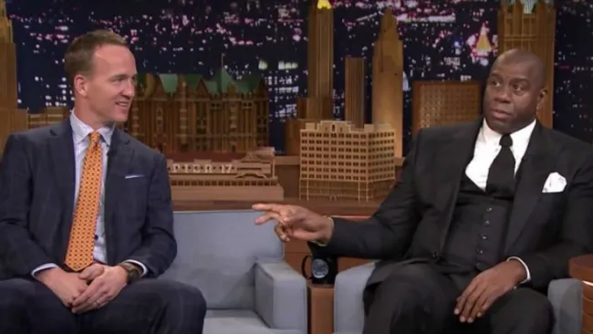 Peyton Manning junto a Magic Johnson en el programa Tonight Show