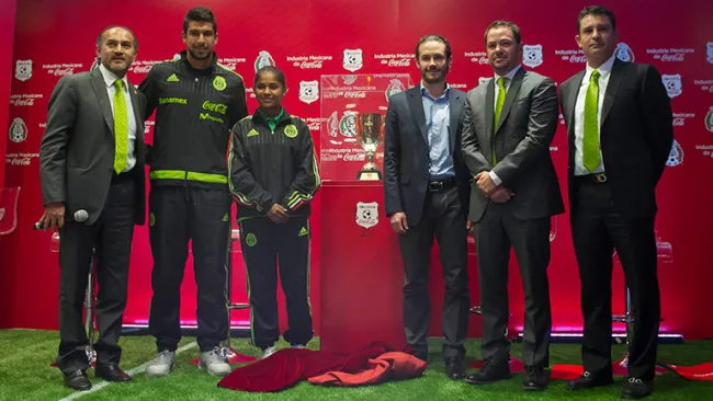 Los invitados de honor, durante la presentación de la Copa Coca-Cola