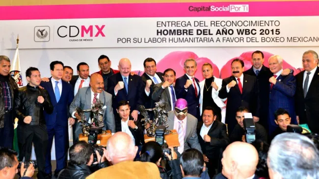 Mancera posa con Sulaimán y Ahued durante la ceremonia del CMB