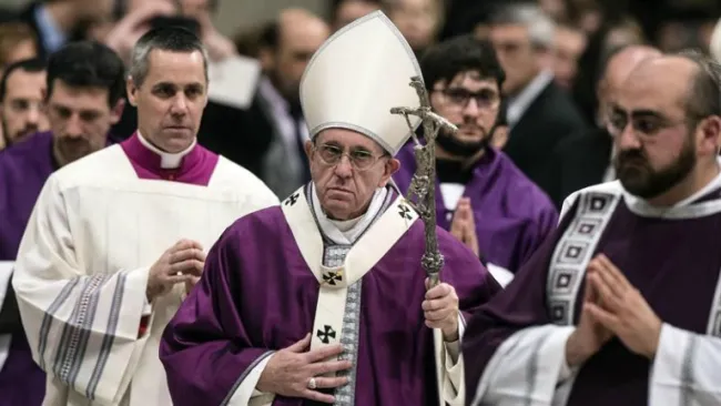 Papa Francisco ofrece una misa en el Vaticano