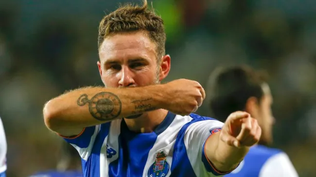 Miguel Layún celebra un gol con el Porto