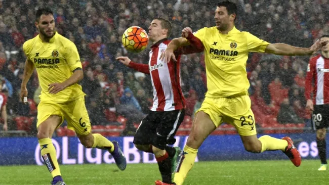Víctor Ruíz pelea un balón contra el jugador del Athletic de Bilbao