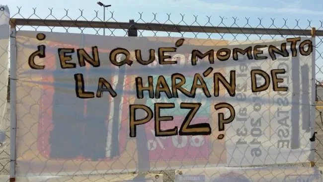 Una de las mantas que se colocaron afuera del estadio