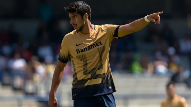 Eduardo Herrera da indicaciones a sus compañeros