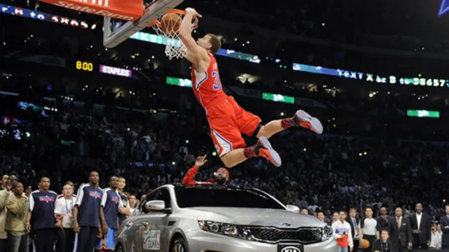 Blake Griffin hace espectacular clavada, saltando auto