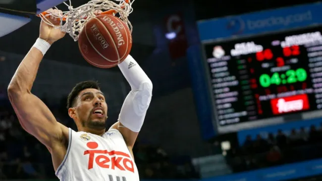 Ayón encestando en un partido del Real Madrid