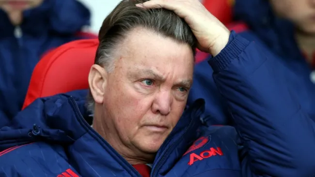 Louis van Gaal, lamentando la derrota del United