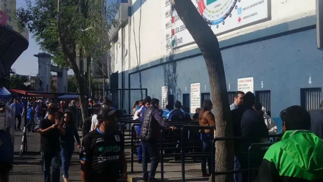 La gente todavía compra algunos boletos en las taquillas del estadio
