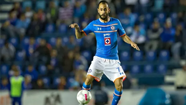Víctor Vázquez, disputando un partido en el Estadio Azul