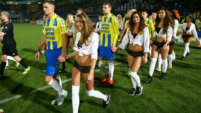 Momento en que las modelos y jugadores saltan al campo de juego