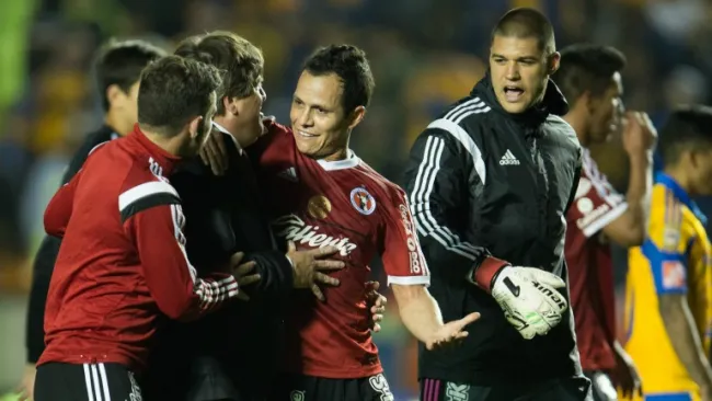 Momento en que Miguel Herrera es detenido por sus jugadores