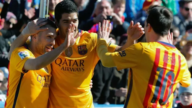 Luis Suárez celebra con sus compañeros un gol