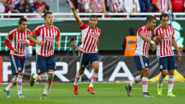 Orbelín Pineda festeja un gol con Chivas