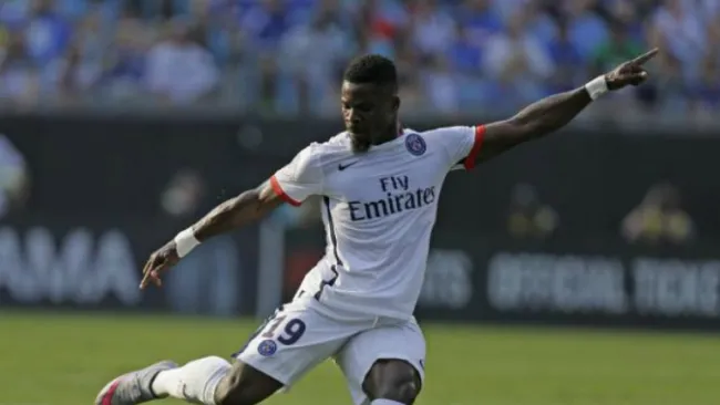 Serge Aurier, disputando un partido con el PSG