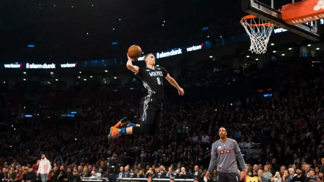 Momento en que Zach LaVine realizó una clavada 