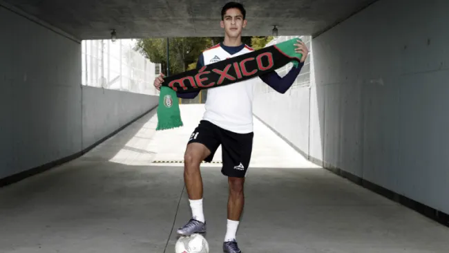 Erick Aguirre sostiene bufanda de México