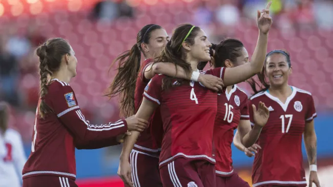 Jugadoras del Tri festejan uno de sus goles contra Puerto Rico