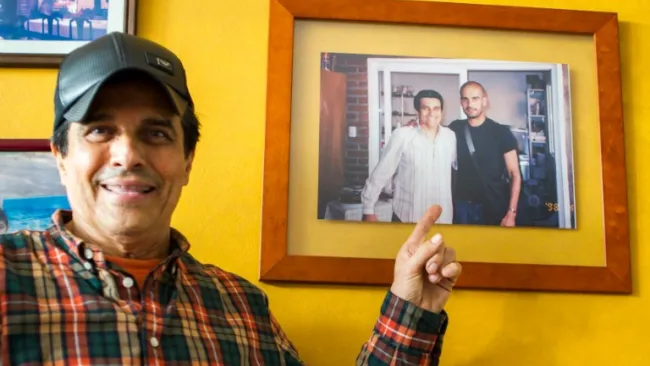 El señor José Luis Bracamontes muestra una fotografía donde sale con Pep Guardiola