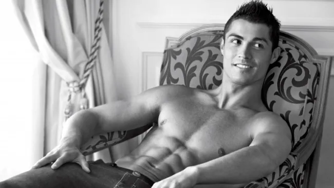CR7 posando en una sesión de fotos