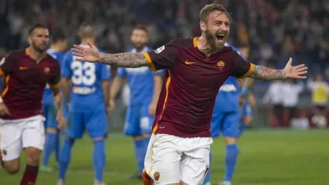 Daniele De Rossi celebrando una anotación con la Roma