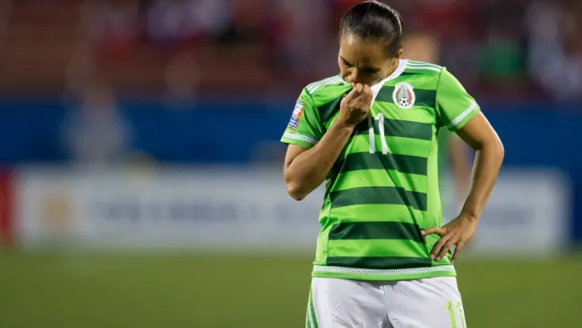 Elemento mexicano lamentando la derrota contra Costa Rica