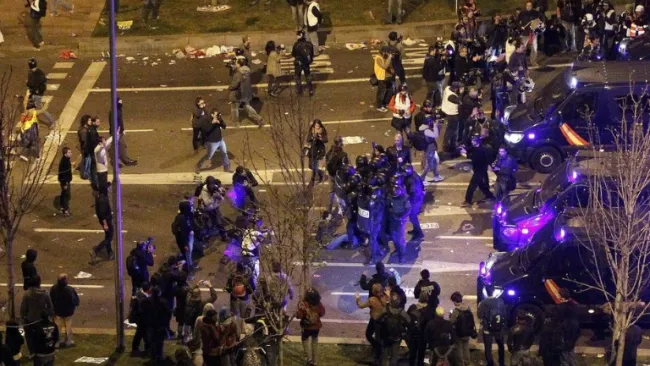 La policía detiene a varios hinchas tras los enfrentamientos