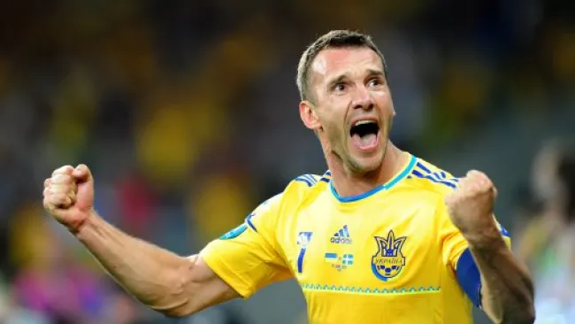 Shevchenko celebra un gol con Ucrania