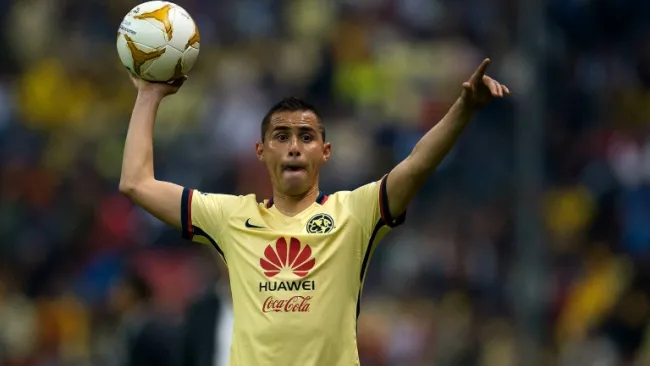 Aguilar, en un saque de banda