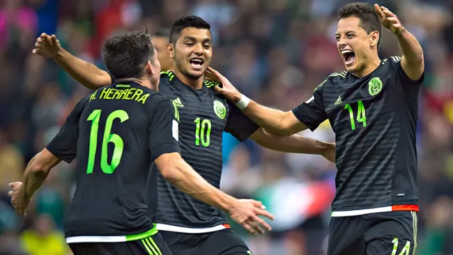 Chicharito, Tecatito y Herrera celebran un gol con el Tri