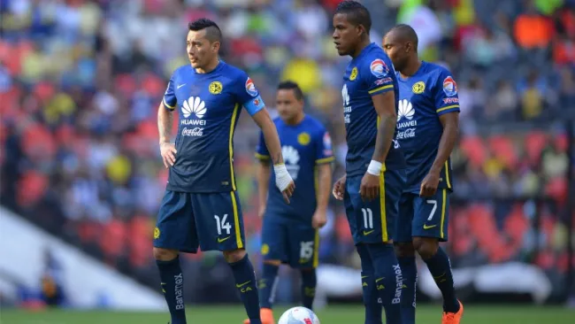 Jugadores de América, durante un partido en el Azteca