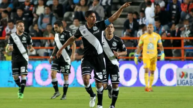 Patricio Araujo festeja gol contra Pachuca