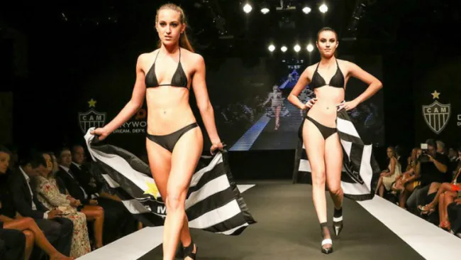 Modelos presentan uniformes del Atlético Mineiro