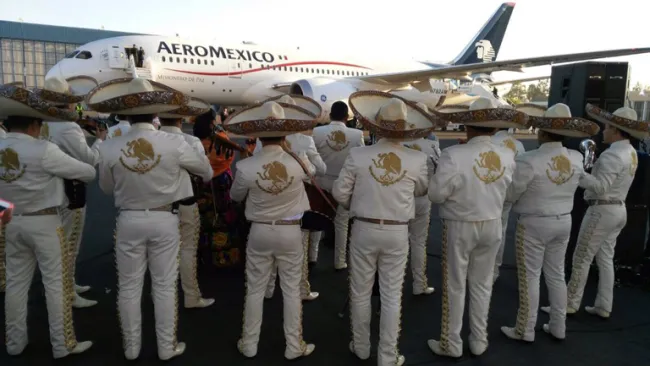 Mariachi le canta al Papa Francisco en el aeropuerto
