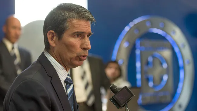 Eduardo de la Torre durante una conferencia con Cruz Azul