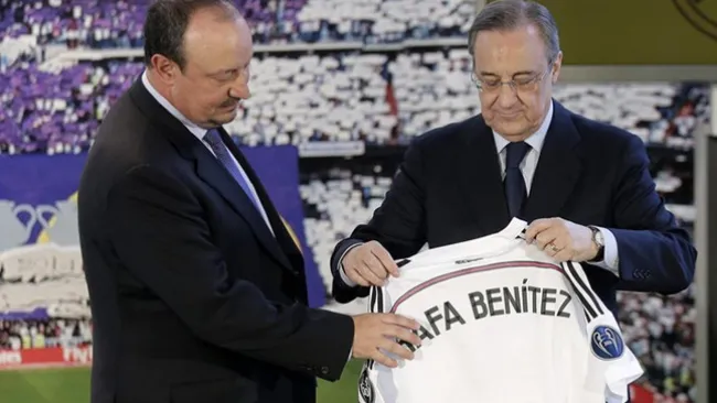 Benítez recibe un jersey de Florentino