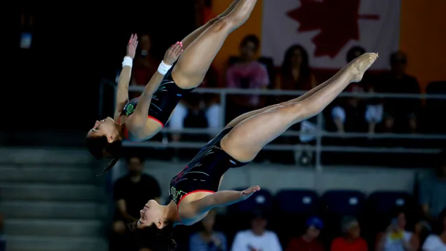 Paola Espinosa realiza un clavado junto a Alejandra Orozco