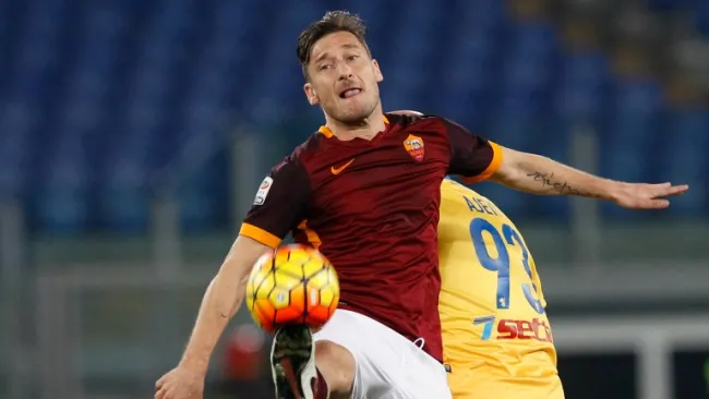 Francesco Totti controla el balón en partido contra Frosinone