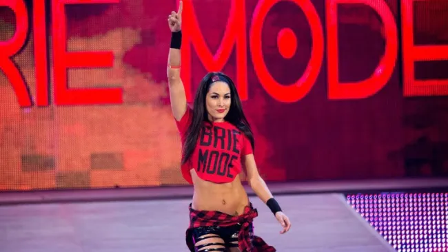 Brie Bella hace su entrada al ring