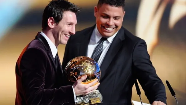 Ronaldo entrega un Balón de Oro a Messi