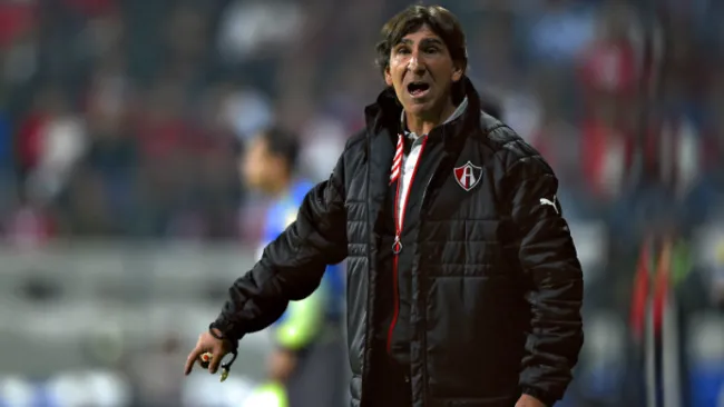 Gustavo Costas dirige un partido del Atlas