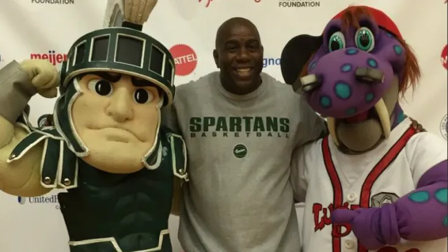 Johnson posa junto a un par de botargas