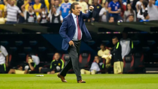 Tomás Boy da indicaciones a sus jugadores 