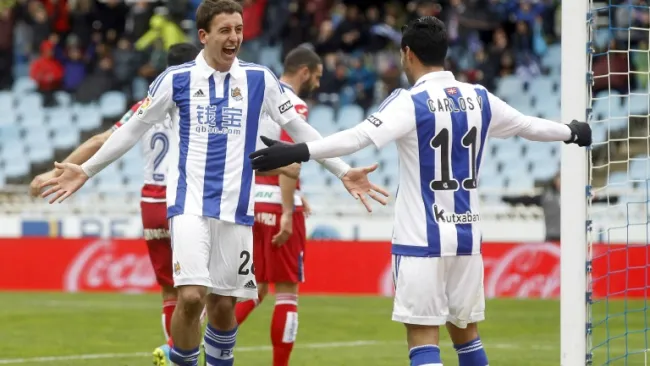 Oyarzabal celebrando un anotación con Carlos Vela